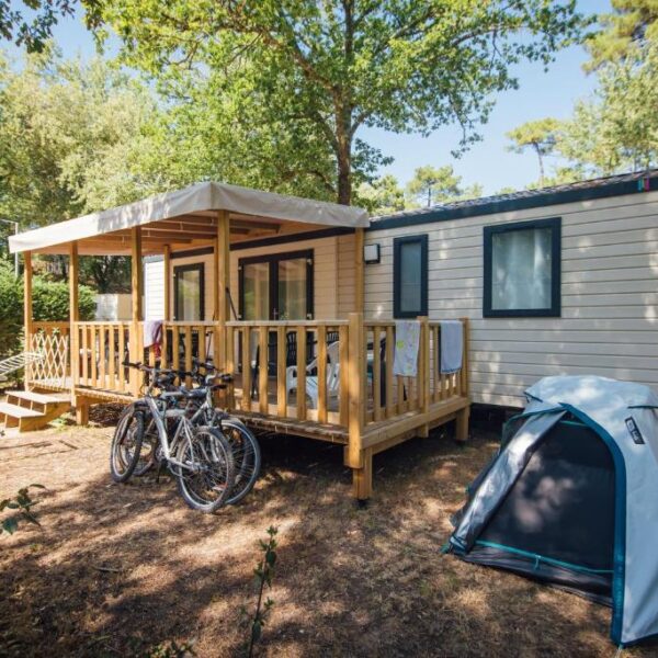 Mobilhome et tente au camping Les Pins de la Coubre dans la ville de Les Mathes en Charente-Maritime