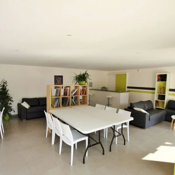 Salle de repos Camping Lou Gourdan dans les Alpes-Maritimes, à Puget-Théniers