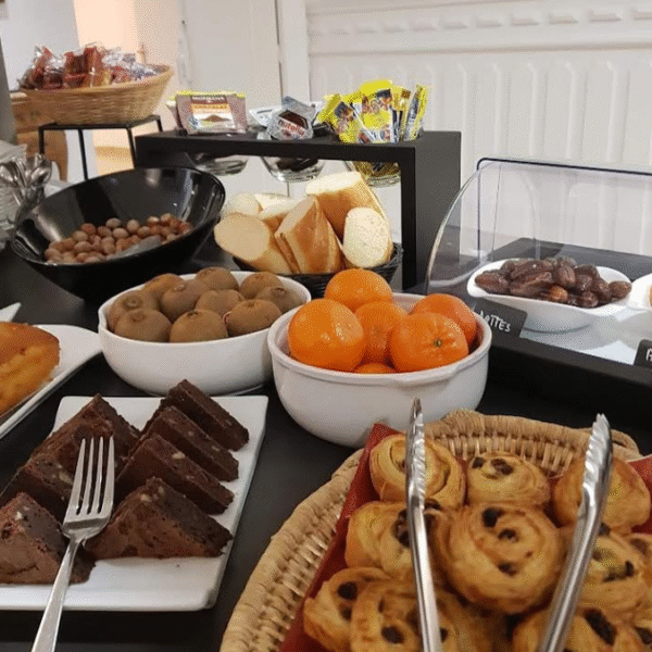 Petit-déjeuner continental en buffet - Hôtel Le Cercle, à Cherbourg-en-Cotentin, dans la Manche, en Normandie