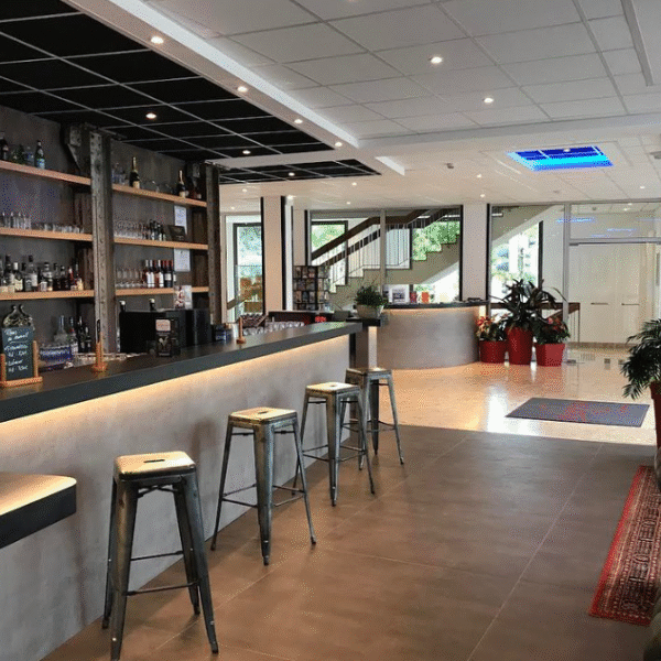 Bar de l'Hôtel Le Cercle, à Cherbourg-en-Cotentin, dans la Manche, en Normandie