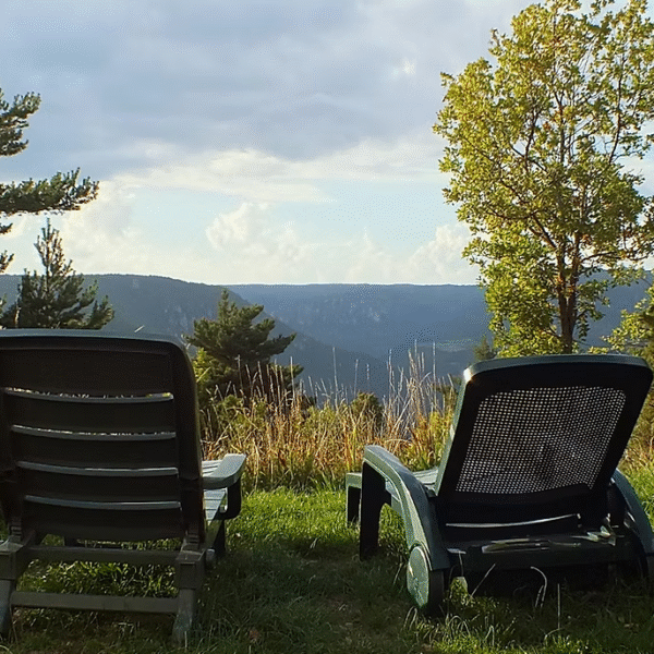 Chaises longues du Gîte les Vautours en Aveyron dans le Parc naturel Grands Causses
