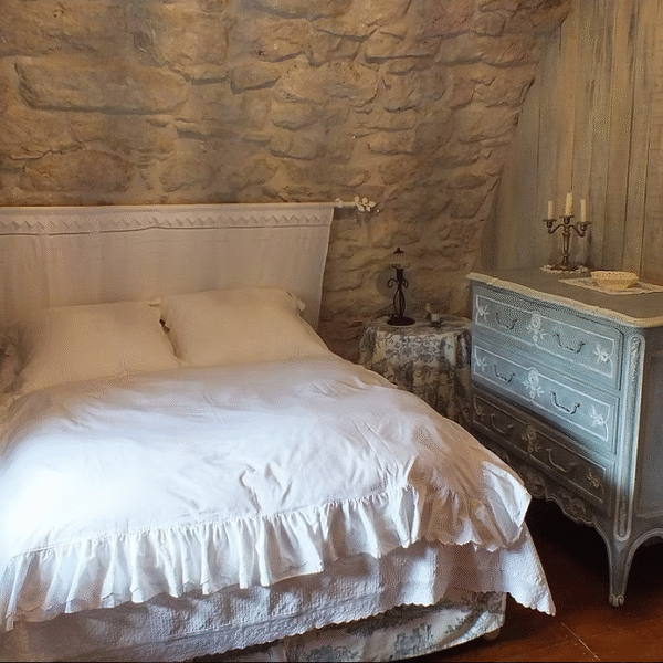 Chambre romantique au Gîte les Vautours en Aveyron dans le Parc naturel Grands Causses