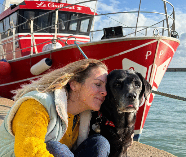 femme avec son chien sur le port de Barfleur dans la Manche pour découvrir la culture, les visites et l'Histoire