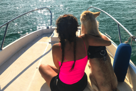 chien et son humaine sur un bateau