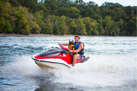 un homme et son chien sur un jet ski