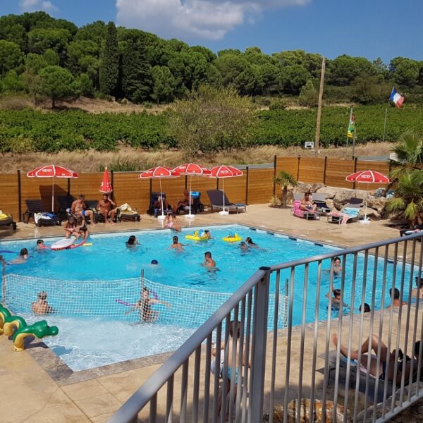 Piscine extérieur ensoleillée au camping Figurotta 3* près de Narbonne dans l'Aude