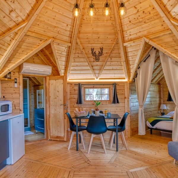 Intérieur de locatif tout en bois au camping Figurotta 3* près de Narbonne dans l'Aude