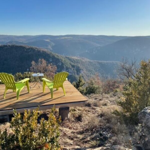 Vue panoramique sur les montagnes depuis la terrasse du Gîte les Vautours en Aveyron dans le Parc naturel Grands Causses