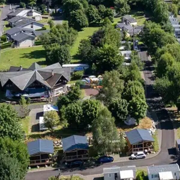 Vue aérienne du Camping La Marmotte à La Bourboule dans le Puy-de-Dôme