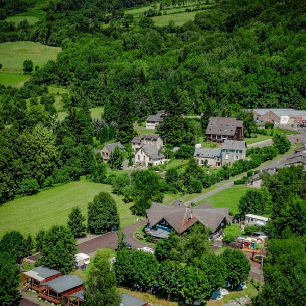 Vue aérienne du Camping La Marmotte à La Bourboule dans le Puy-de-Dôme