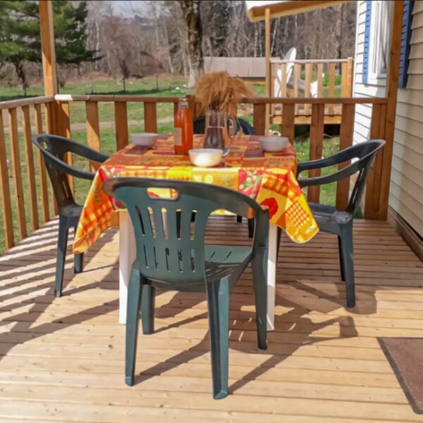 Terrasse de locatif au soleil du Camping La Marmotte à La Bourboule dans le Puy-de-Dôme