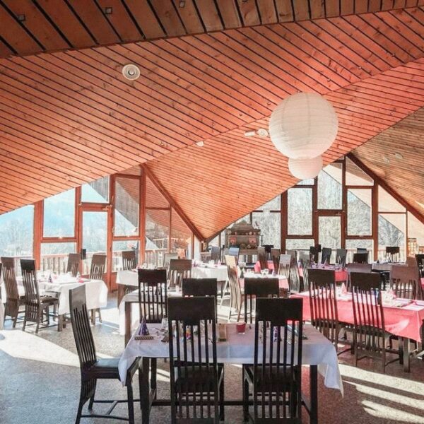 Salle de restaurant du Camping La Marmotte à La Bourboule dans le Puy-de-Dôme