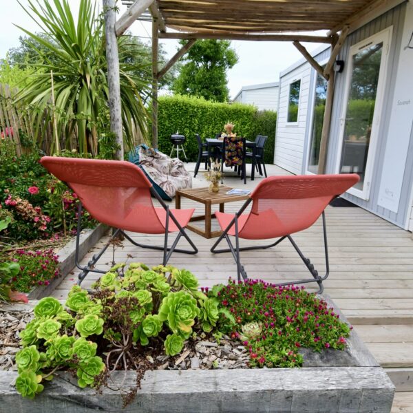 Terasse avec transat du Camping Côte des Légendes dans le Finistère en Bretagne