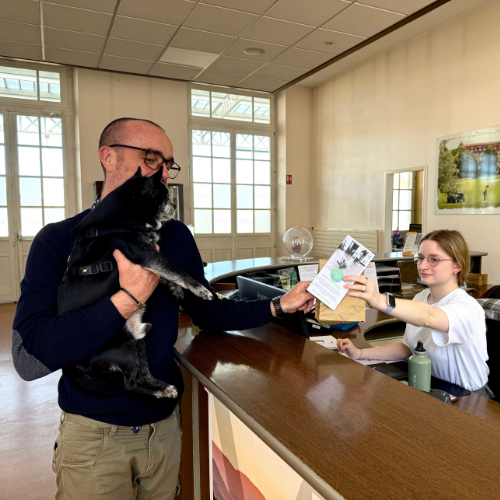 accueil du chien à l'office de tourisme Destination Vittel labellisé Destination QUALIDOG