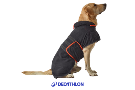 chien avec le peignoir de bain enveloppant Decathlon