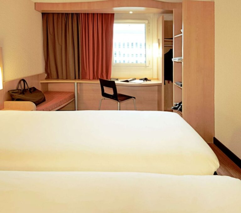 Chambre 2 lits simples de l'Hôtel Ibis Nantes Centre Gare Sud en Loire Atlantique
