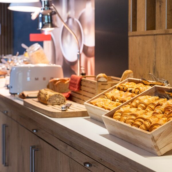 Buffet de petit déjeuner de l'Hôtel Ibis Nantes Centre Gare Sud en Loire Atlantique