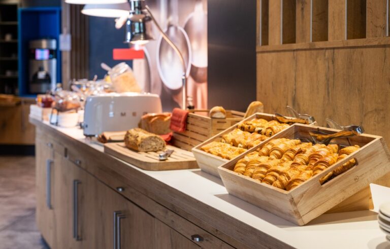 Buffet de petit déjeuner de l'Hôtel Ibis Nantes Centre Gare Sud en Loire Atlantique