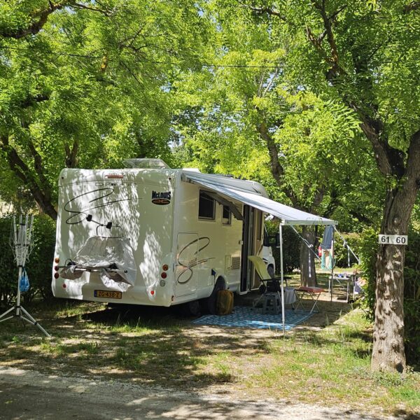 Emplacement ombragé du Camping Beau Séjour dans Le Lavandou dans le Var Var