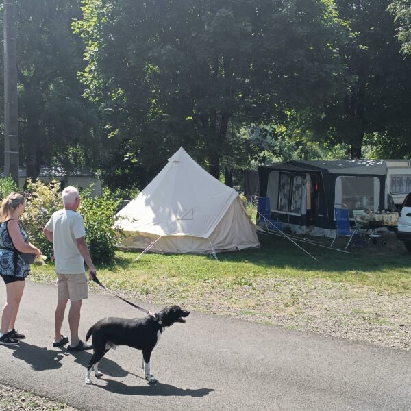 Clients avec leur chien du Camping La Marmotte à La Bourboule dans le Puy-de-Dôme
