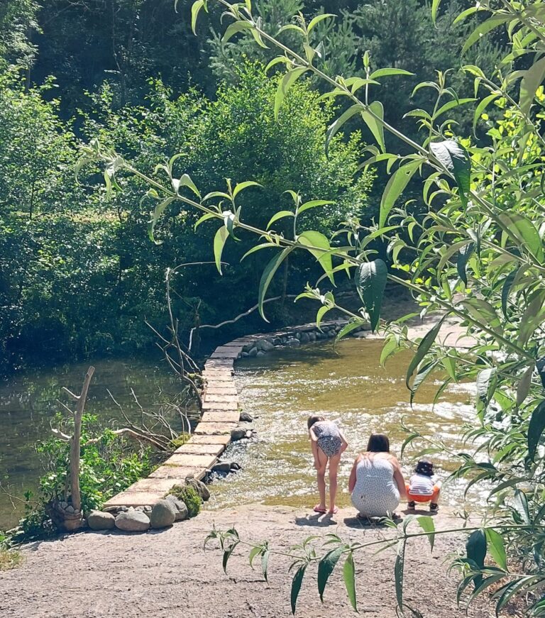 rivière dans le Camping le Capelan en Lozère au coeur des Cévennes dans les Gorges du Tarn à Meyrueis