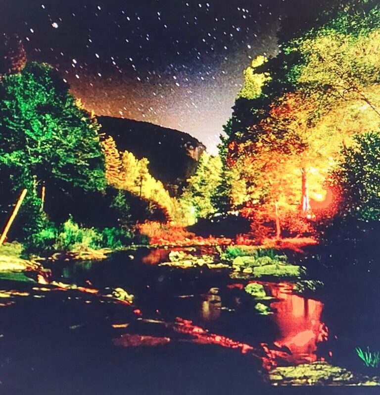 Vue de nuit au Camping le Capelan en Lozère au coeur des Cévennes dans les Gorges du Tarn à Meyrueis