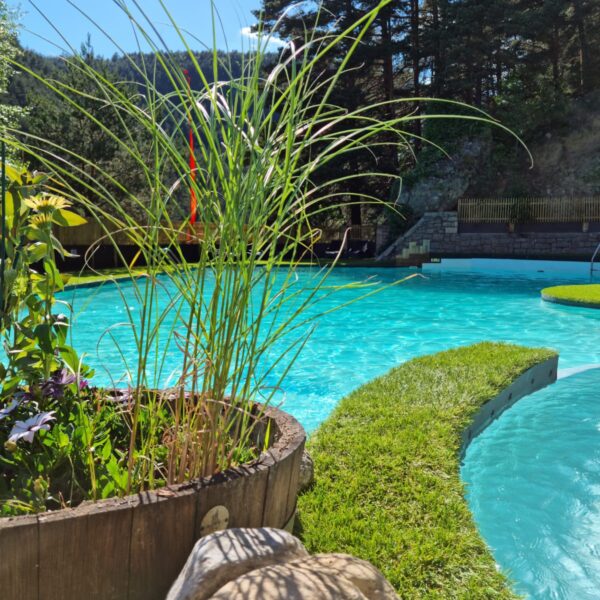 Piscine chauffée du Camping le Capelan en Lozère au coeur des Cévennes dans les Gorges du Tarn à Meyrueis