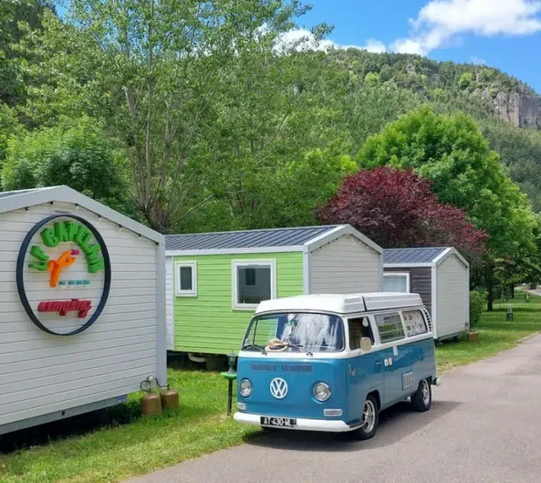 Mobilhomes et van au Camping le Capelan en Lozère au coeur des Cévennes dans les Gorges du Tarn à Meyrueis