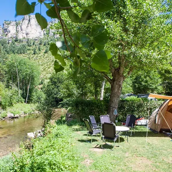 Emplacement en bord de rivière au Camping le Capelan en Lozère au coeur des Cévennes dans les Gorges du Tarn à Meyrueis