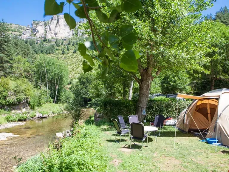 Emplacement en bord de rivière au Camping le Capelan en Lozère au coeur des Cévennes dans les Gorges du Tarn à Meyrueis