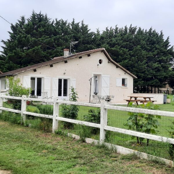 Barrière du terrain du Gîte des Moineaux dans le Cher en Centre Val de Loire