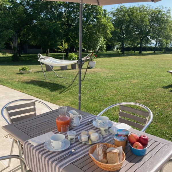 Terrasse avec table de jardin du Gîte des Moineaux dans le Cher en Centre Val de Loire