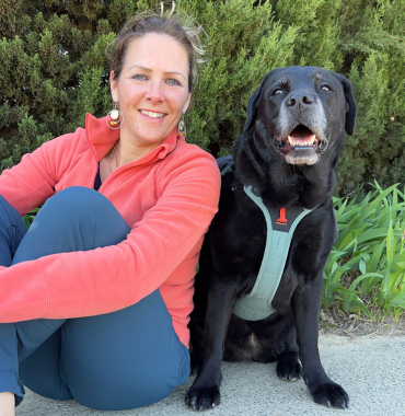 randonneuse avec son chien - guide pour débuter