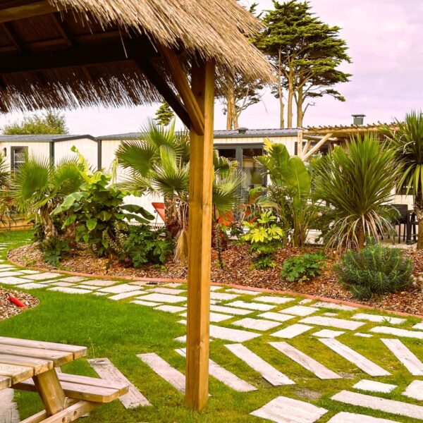 Espaces extérieurs du Camping Côte des Légendes dans le Finistère en Bretagne