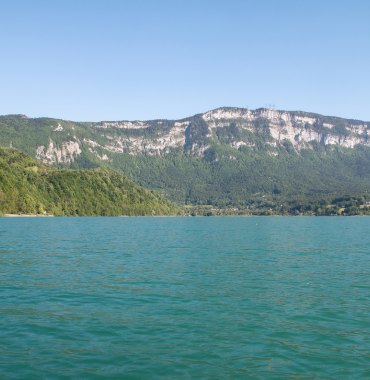 Lac d'Aiguebelette où les chiens sont acceptés, à Aiguebelette-le-Lac, en Savoie, en Auvergne-Rhône-Alpes