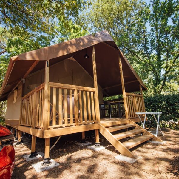 Tente aménagé avec terrasse en bois au camping Les Pins de la Coubre dans la ville de Les Mathes en Charente-Maritime