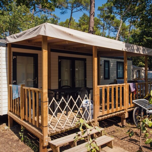 Mobil home au camping Les Pins de la Coubre dans la ville de Les Mathes en Charente-Maritime
