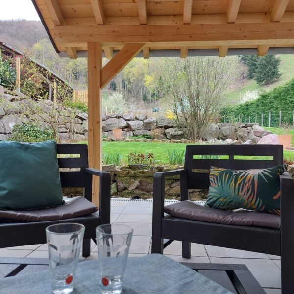 Terrasse couverte du Gîte Les Secrets de Paulette, maison de charme dans le Bas-Rhin (67)