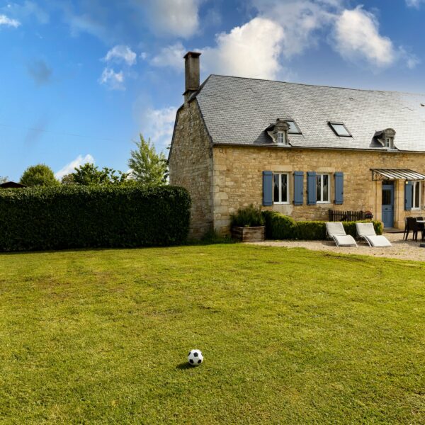 Grand jardin du Gîte La Mauratie à Jayac en Dordogne