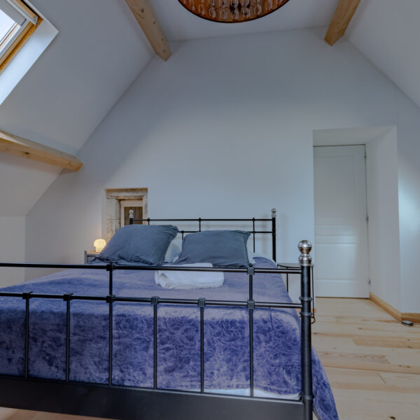 Chambre avec lit double du Gîte La Mauratie à Jayac en Dordogne
