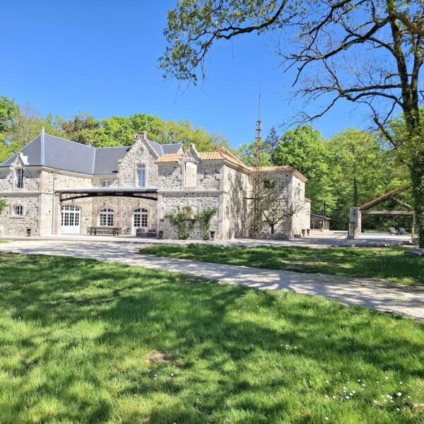 Vue extérieure du Gîte Le Pavillon de Chasse au Petit Brusson dans les Deux Sèvres à Pamplie proche de Niort