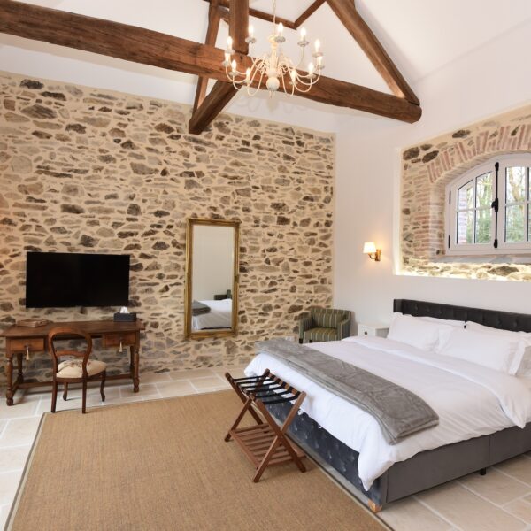 Chambre élégante du Gîte Le Pavillon de Chasse au Petit Brusson dans les Deux Sèvres à Pamplie proche de Niort