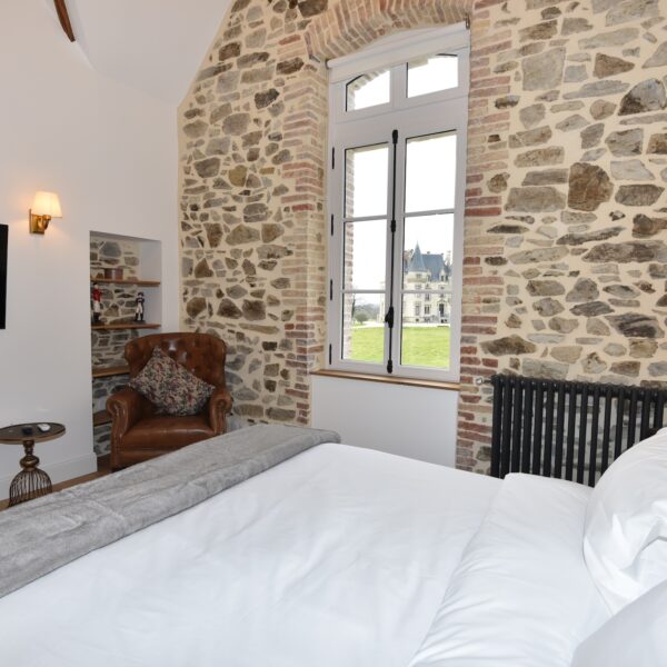 Chambre élégante du Gîte Le Pavillon de Chasse au Petit Brusson dans les Deux Sèvres à Pamplie proche de Niort