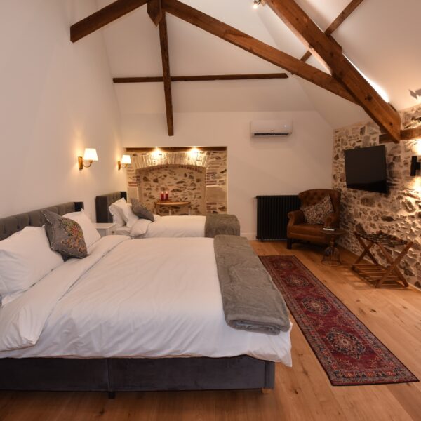 Chambre élégante du Gîte Le Pavillon de Chasse au Petit Brusson dans les Deux Sèvres à Pamplie proche de Niort