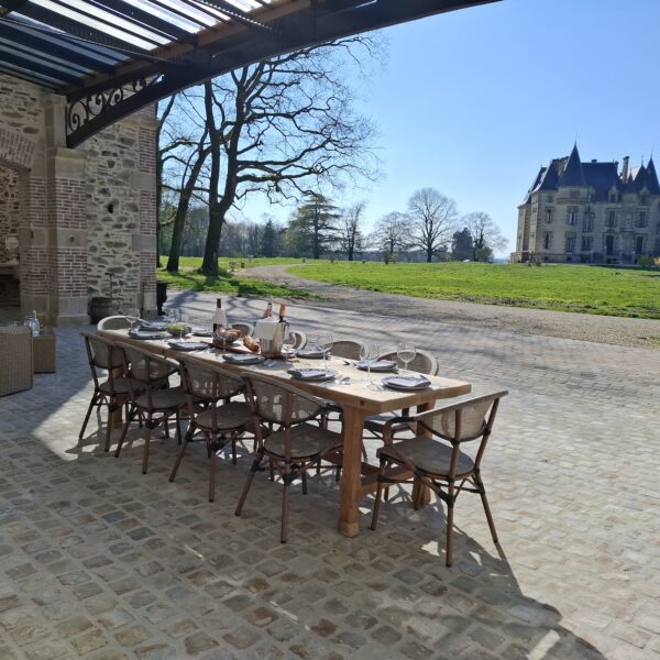 Terrasse couverte et salle à manger extérieure du Gîte Le Pavillon de Chasse au Petit Brusson dans les Deux Sèvres à Pamplie proche de Niort