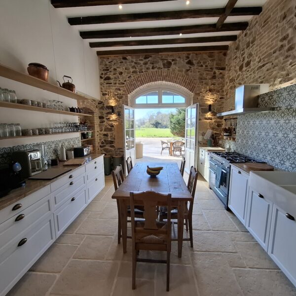 Grande cuisine équipée du Gîte Le Pavillon de Chasse au Petit Brusson dans les Deux Sèvres à Pamplie proche de Niort