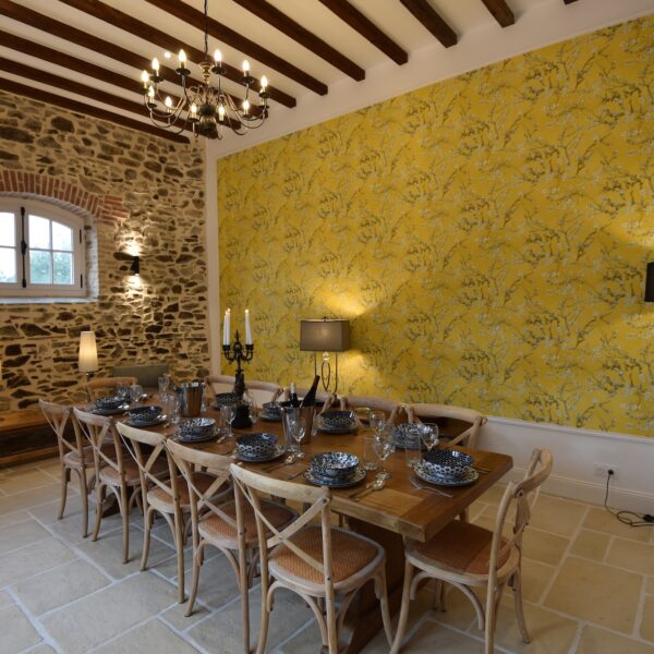 Grande salle à manger du Gîte Le Pavillon de Chasse au Petit Brusson dans les Deux Sèvres à Pamplie proche de Niort