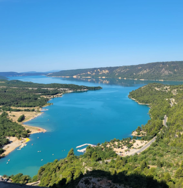 Lac de Sainte-Croix où les animaux sont acceptés, dans le Verdon, dans les Alpes-de-Haute-Provence, en Provence-Alpes-Côte d'Azur