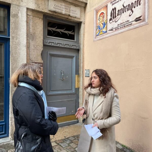 Groupe visitant Lyon avec Lilo Médiation : Visite guidée de Lyon dans le Rhône