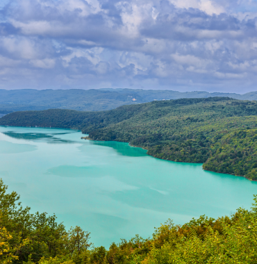 Lac de Vouglans où les chiens sont acceptés, dans le Jura, en Bourgogne-Franche-Comté